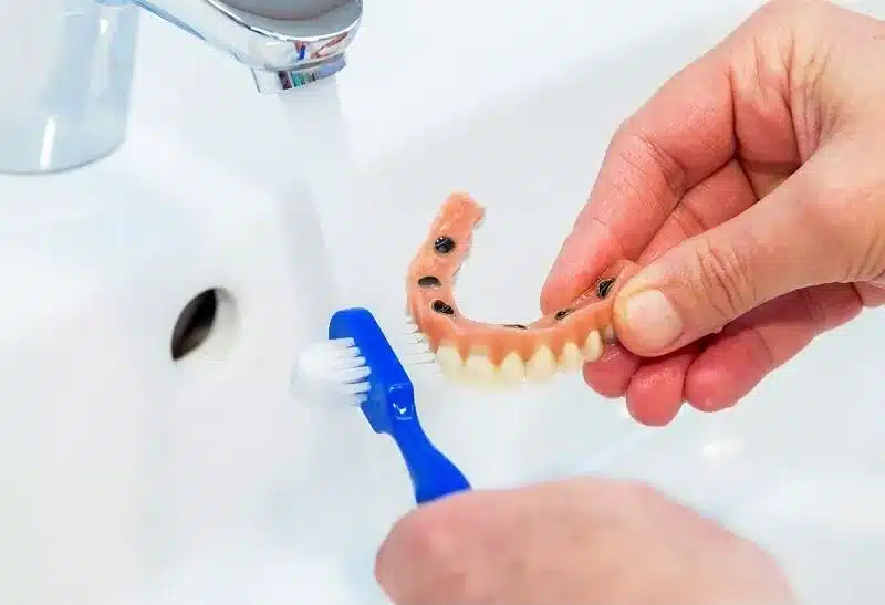 Quais devem ser os cuidados com a prótese dentária