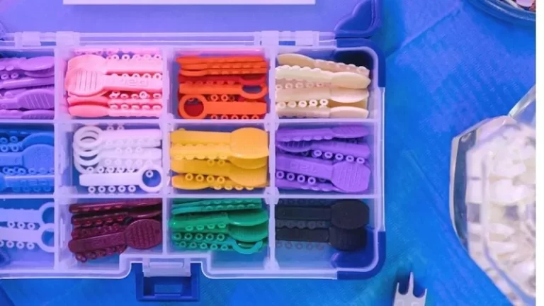 Quais são as cores dos aparelhos dentários?